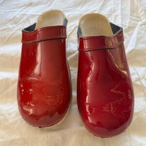 Sven Red Patent leather clogs